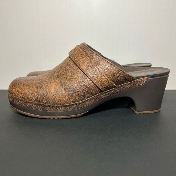 Womens CROCS Sarah Brown Tooled Leather Slip On Clogs / Size 11 - Picture 3 of 8